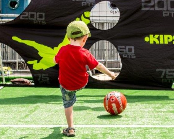garçon jouant au foot